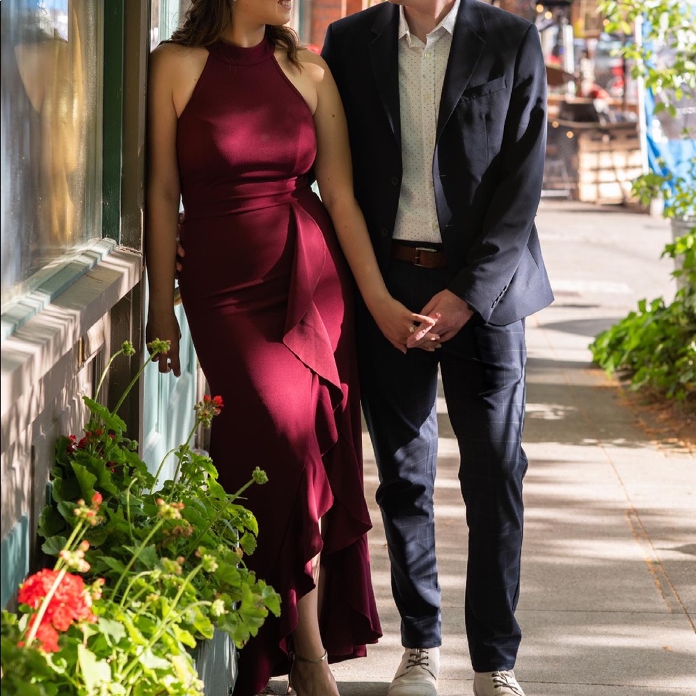 Worn only once for an engagement photo shoot😍